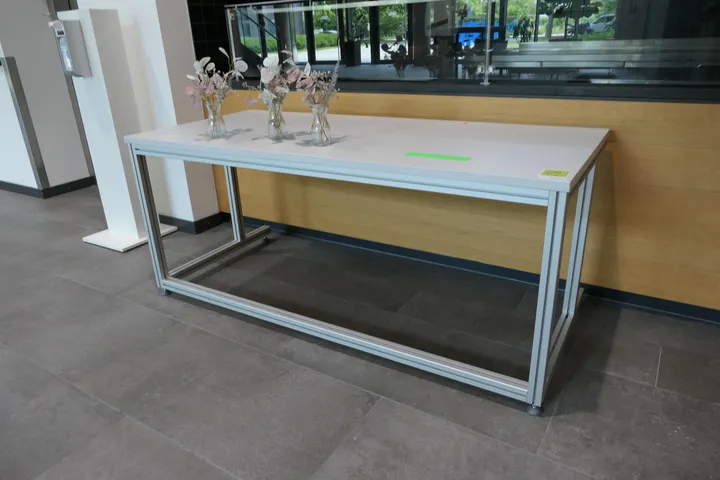 Arbeitsstisch, ohne Inhalt Maße in cm ca. 180 x 80 x 77